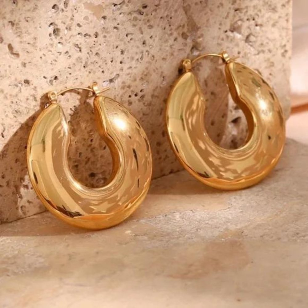 NEW HOLLOW HOOP 18K GOLD EARRINGS, NICE EARRINGS, CUTE EARRINGS. - Picture 2 of 7